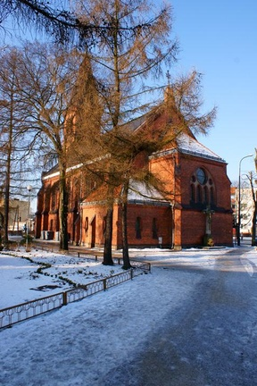 Świętego Ducha z XIX w. Obecnie istniejący neogotycki kościół pochodzi z końca XIX w. W 1895 r.