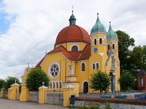 Na fasadzie kościoła umieszczona jest rzeźba Władysława Marcinkowskiego, przedstawiająca Chrystusa ukrzyżowanego, a pod krzyżem Matkę Bożą i św. Jana Ewangelistę.