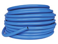 kruchy. Wąż techniczny PCV (PCW, PVC) może być używany do przesyłu gorącej wody bez ciśnienia, jest odporny na starzenie nawet podczas długotrwałego składowania.