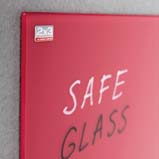 Tablica składa się z tafli szkła (bezpieczne szkło ESG, pokryte od spodu warstwą farby) i zespojonej z nią na całej powierzchni blachy ocynkowanej.