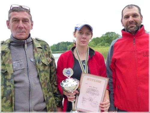 Anna Kotwica z Suchedniowa najlepszą wędkarką kieleckiego okręgu Polskiego Związku Wędkarskiego Mistrzyni kieleckiego okręgu Polskiego Związku Wędkarskiego Anna Kotwica w towarzystwie ojca Sławomira