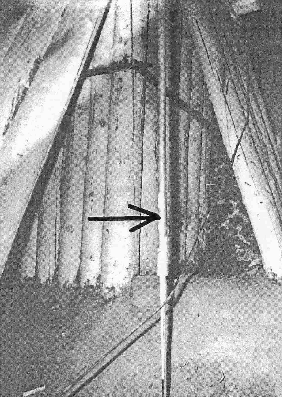 Rys. 3.7. Baza rurowa w komorze Michałowie [Bieniasz, Wojnar 2007] rozpora sprężysta między spągiem a niedostępnym stropem Rys. 3.8.