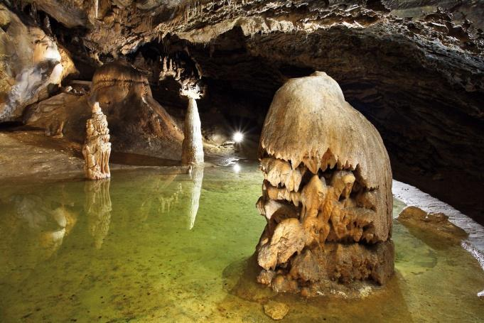 Jaskinia Bielańska Największa udostępniona w Tatrach jaskinia 70 minut zwiedzania ( temperatura ok 5 7 C). Podejście do Jaskini trwa około 25 min.