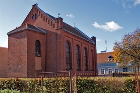 Muzeum Warmii i Mazur oddział w Mrągowie Muzeum w Mrągowie znajduje się w Ratuszu. Swoją siedzibę mają tam także organizacje społeczne. Obok budynku mieści się Strażnica Bośniacka, gdzie w 1790 r.