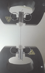 Exemplary distance between the mounting handles for the samples of silk sutures without a knot: a) before the test, b) after break off Przygotowanie próbek do badań Przed przystąpieniem do badań przy