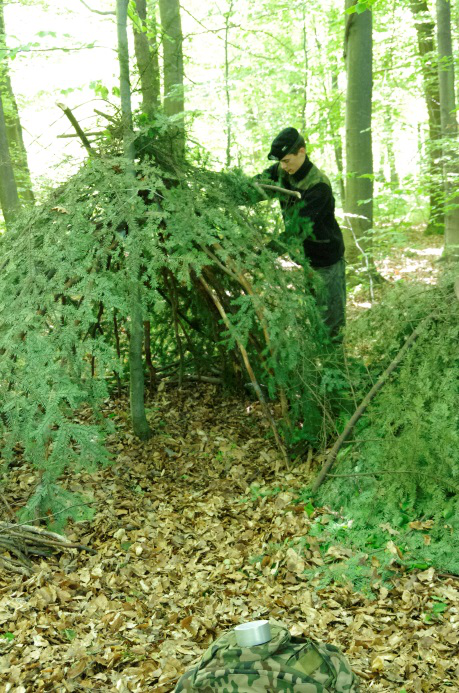 Systemy działania w trudnych sytuacjach : Podstawy survivalu, Psychologia przetrwania, Wyposażenie survivalowe, zestawy ratownicze, noże survivalowe, narzędzia do uprawiania survivalu, Budowa