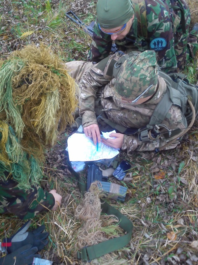 COMBAT RECON Kilkuosobowy oddział dostaje za zadanie przedostanie się do punktu, w którym czekają na niego dokumenty z rozkazami.