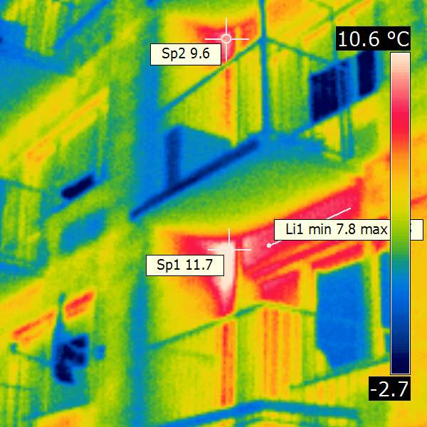 2014-01-16 07:30:46 09_IR_2278_E.jpg Elewacja E - piętro 1 i 2.. Tak wysokie temperatury jakie są w narożnikach (Sp1=11,7 i Sp2=9.6 st.