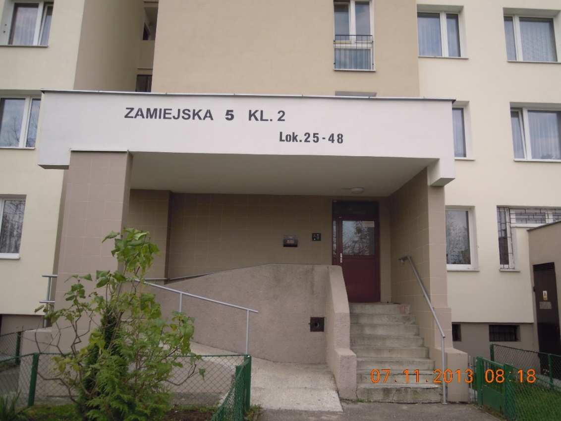 36 Wejście do klatki budynku przy