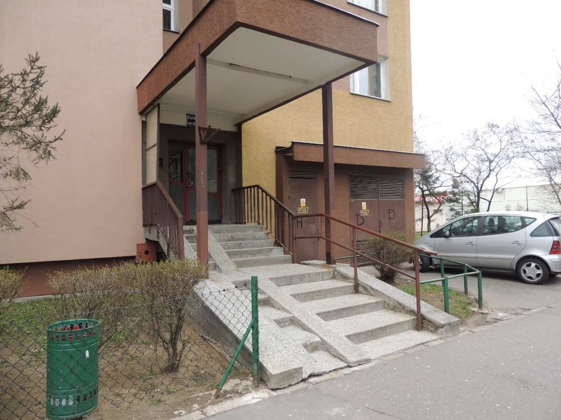 39 Wejście do klatki budynku przy
