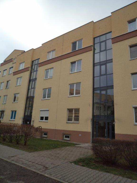44 Budynek przy ul. A. Kamińskiego przed wymianą przeszkleń kl. schodowych Budynek przy ul. A. Kamińskiego po wymianie przeszkleń kl. schodowych 4.