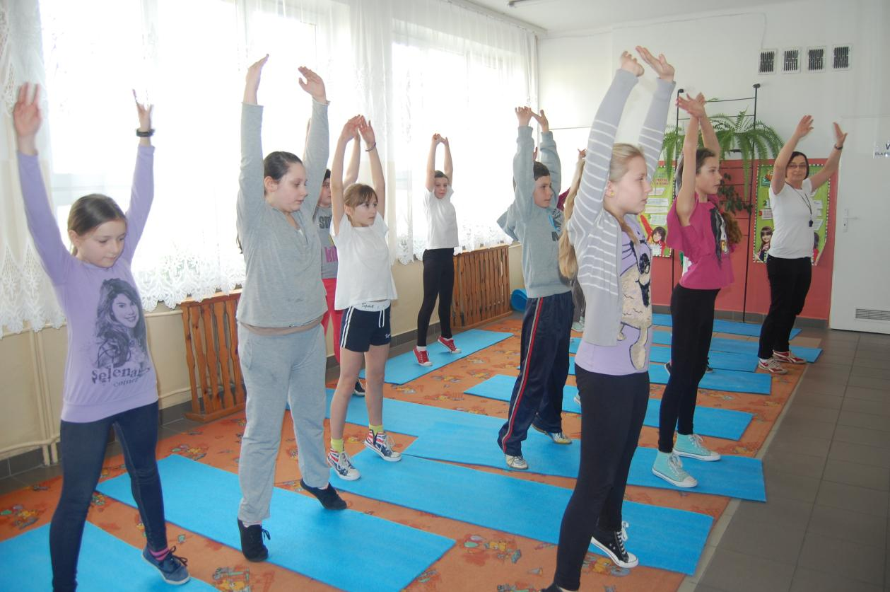 DZIEŃ II 25.02.2014r. W tym dniu uczniowie naszej szkoły udali się do Powiatowego Centrum Sportowego w Staszowie.