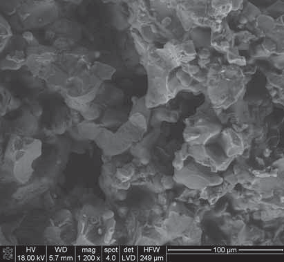 W. NOCU WCZELIK, B. TRYBALSKA, B. SKOBEL Rys. 1. Mikrostruktura klinkieru syntezowanego w temperaturze 1450 C bez materia u z leja krasowego (obraz SE). Fig. 1. Microstructure of clinker synthesized at 1450 C; reference sample with no material from the karst crater (SE image).
