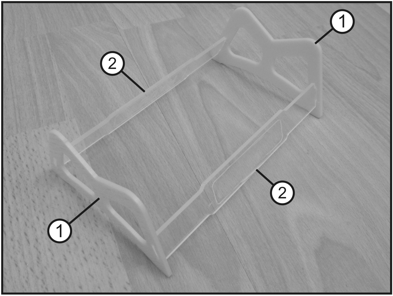 8. Przygotowania Model statku Mini Mono jest fabrycznie prawie gotowy do eksploatacji. Do uruchomienia modelu konieczne jest wykonanie zaledwie kilku czynności.
