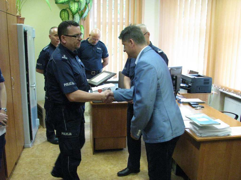 Komendy Powiatowej Policji w Nysie. Zastępca Komendanta Powiatowego Policji w Nysie podziękował asp. sztab.