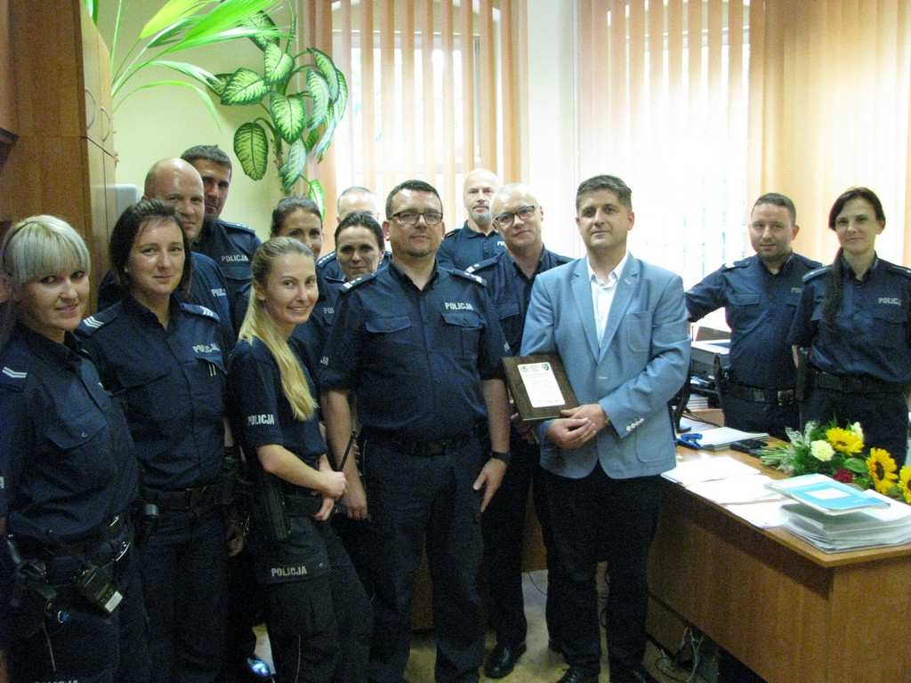Komendant wraz z kadrą kierowniczą, policjanci oraz pracownicy cywilni złożyli mu życzenia dobrego zdrowia, wszelkiej pomyślności oraz zrealizowania wszystkich