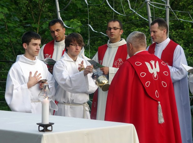 POSŁUGA W CZASIE LITURGII JUTRZNIA I NIESZPORY zapalają ogień w czasie homilii wchodzą po responsorium podchodzą do zasypania kadzidła po rozpoczęciu Kantyku (odpowiednio: Zachariasza albo Maryi)