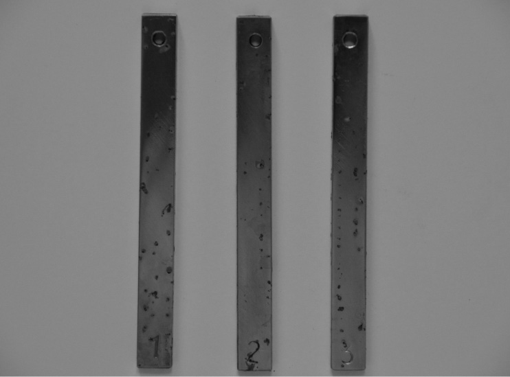 NAFTAGAZ Fot. 1. Próbki wykonane ze stali, po teście korozyjnym pod ciśnieniem 9 MPa w temperaturze 80ºC, w środowisku gazu pobranego z głowicy odwiertu R44 Fot.