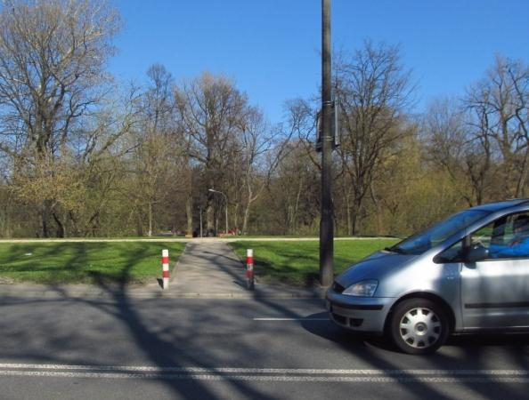 parkowanie odbywa się na chodniku ograniczając przestrzeń pieszą np. ul.