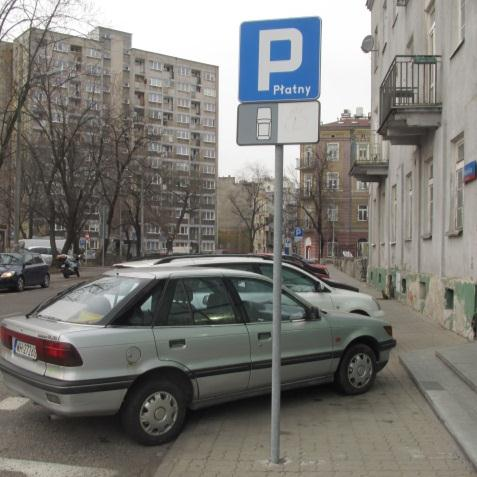 Jagiellońską parkowanie związane jest głównie z dostawami do pobliskich lokali i parkowaniem pojazdów służb miejskich zdjęcie 2. Parkowanie na ul.