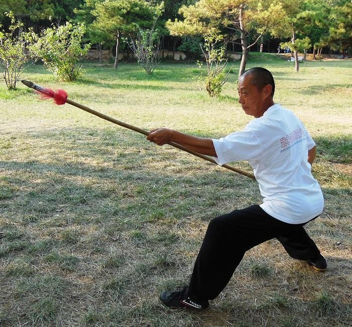 1 SHAOLIN YANG JIA QIANG Shaolińska forma walki włócznią rodziny Yang Fot. 1. Fot.1: Shi Su Gang si fu w trakcie praktyki formy Shaolin Yang Jia Qiang. ( fot. autor, Chiny 2014 r.