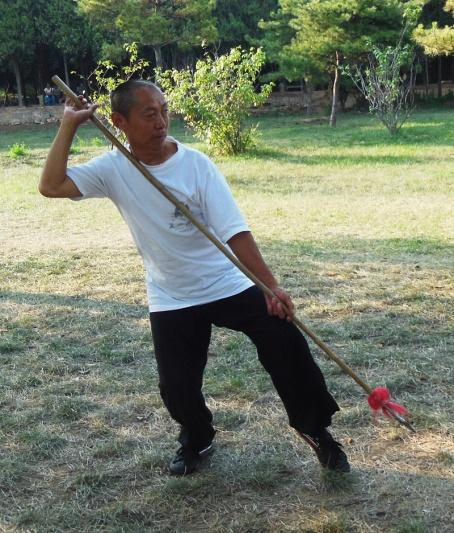 2 fot. 2. fot.3. fot 2, fot.3: Shi Su Gang si fu w trakcie praktyki formy Shaolin Yang Jia Qiang. Zdjęcia wykonano w pobliżu klasztoru Shaolin. ( fot. autor, sierpień 2014 r.