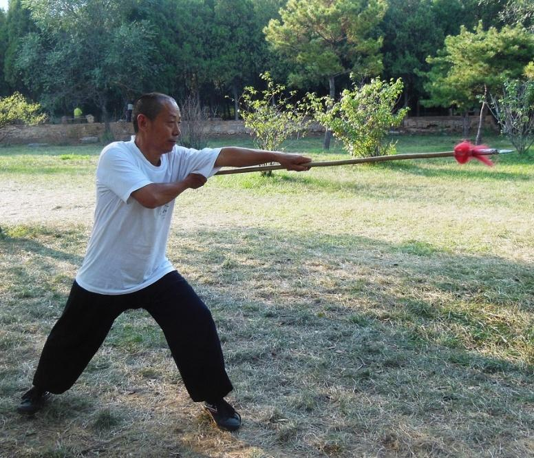 4 Fot. 6. Fot. 7. Fot.6, fot. 7: Shi Su Gang si fu praktykujący formę Shaolin Yang Jia Qiang.