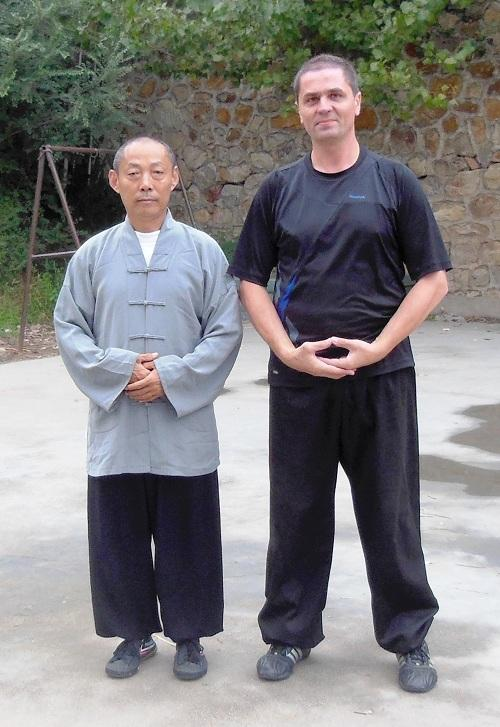 7 fot.11: Prezentacja sztuki walki włócznią w hali pokazowej na terenie Centrum Treningowego Sztuk Walki Klasztoru Shaolin. (fot. autor 2014 r.) fot.12.