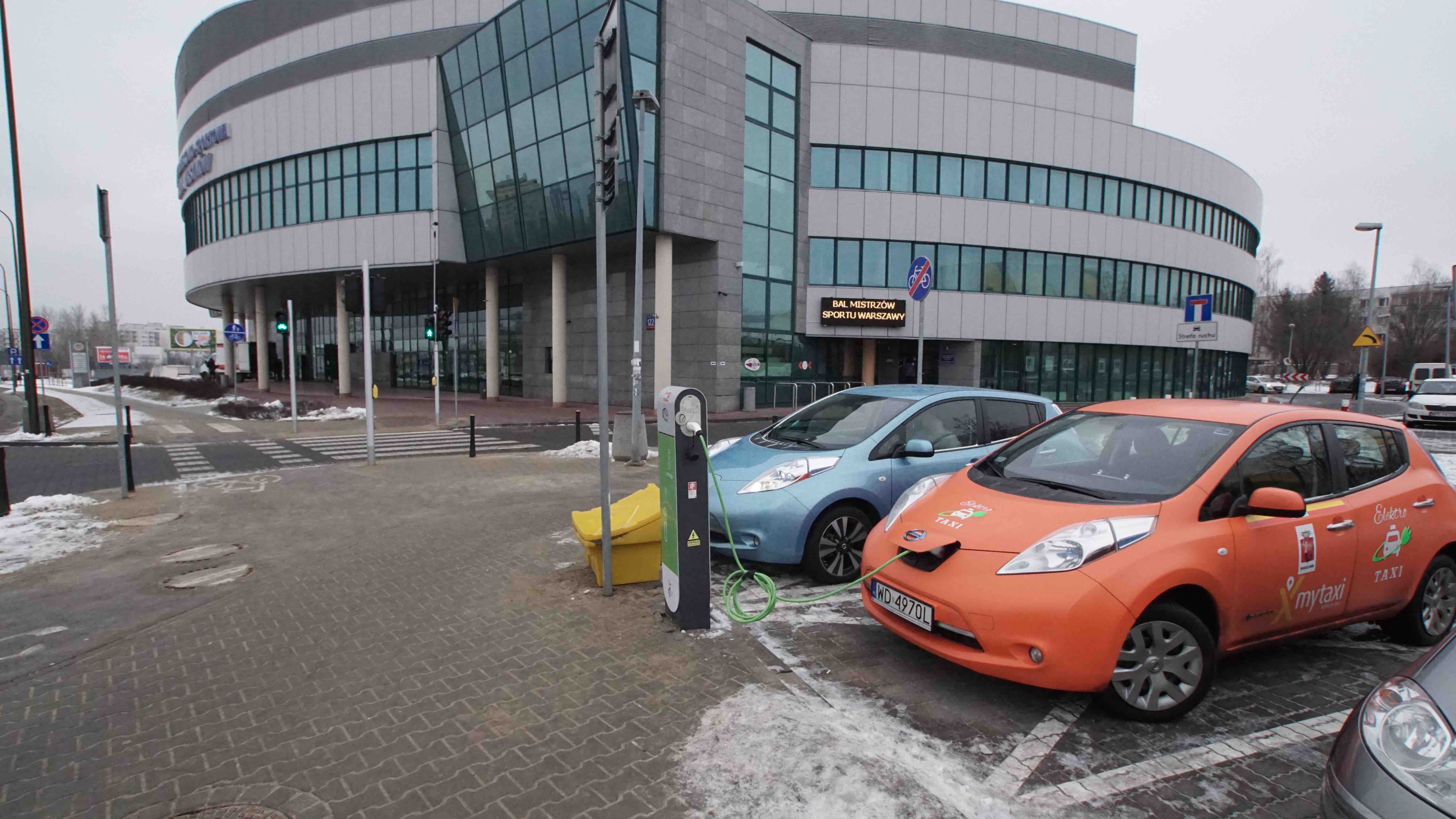 Pod Halą Arena na Pileckiego 122 jest słupek i dwa oznakowane miejsca do ładowania samochodów elektrycznych. Słupek działa niezawodnie od wielu lat.