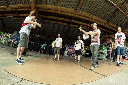 tygodniowym szkoleniu dotyczącym animacji dzieci i młodzieży za pomocą różnych elementów kultury hip-hop: rapu, tańca, djingu i graffiti.