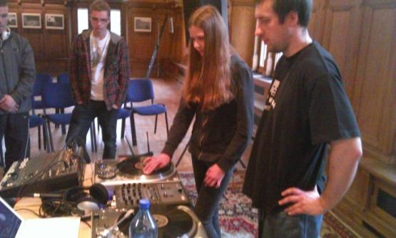 Dzieciaki i hip-hop przeciwko przemocy wrzesień-grudzień 2013 Złożony projekt integracyjny organizowany przez Polskie Forum Migracyjne na warszawskim Targówku Fabrycznym.