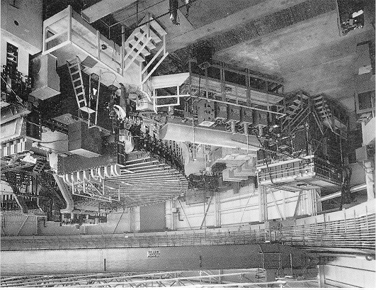 Bevatron w Berkeley Akcelerator protonów w Berkeley zaprojektowano tak, aby przekroczyć