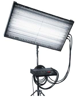 FOMEI Power Desk Light - 400 Lampa przeznaczona jest do oświetlenia scen w we wnętrzach i w plenerze.