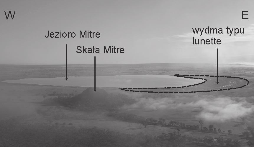 Środowisko sedymentacji piaszczystych... 65 Ryc. 5. Wydma typu lunette w rejonie jeziora Mitre widziana w Mount Arapiles (fot. E. Kalińska). Fig. 5. A lunette dune in a vicinity of the Mitre lake seen from the Mount Arapiles (photo by E.