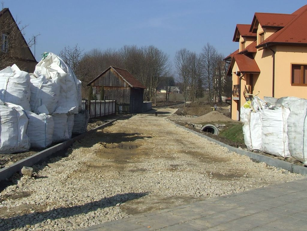 zabytkowych ruin zamku, co pozwoli na stworzenie terenów rekreacyjnych, miejsc parkingowych, umożliwi dojście i dojazd do ruin zamku a także ich odpowiednie wyeksponowanie. Koszt: ok.