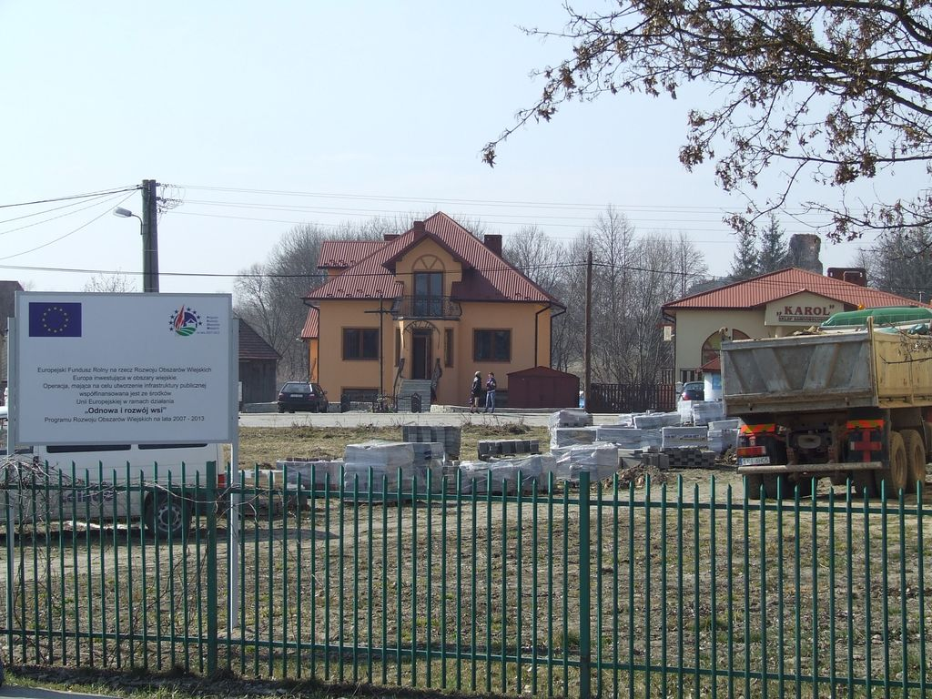 Remont alejki prowadzącej do ruin zamku oraz plac przy budynku UG w Rytwianach (po prawej) 3) Dom i Biblioteka Sichowska to projekt realizujący zadanie odbudowy "Zespołu