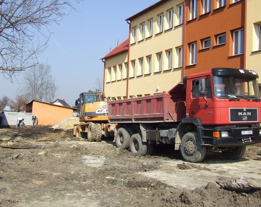 Pracownicy wykonujący przyłącze kanalizacyjne do