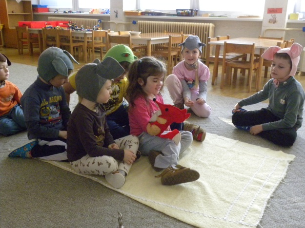 Opis aktivity: Učiteľka položila na koberec vytvorenú rukavicu z deky. Deti si posadali okolo rukavičky, učiteľka im navrhla zahrať sa hru Na rukavičku.