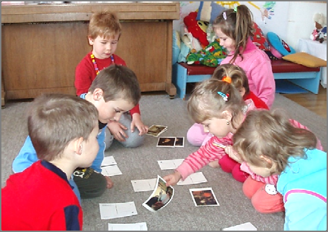 Deti sa aj nasledujúci deň v hrách a hrových činnostiach dožadovali opakovania danej aktivity. Preto učiteľka vytvorila prostredie z tmavého závesu, aby sa deti mohli ďalej hrať na obrazy.