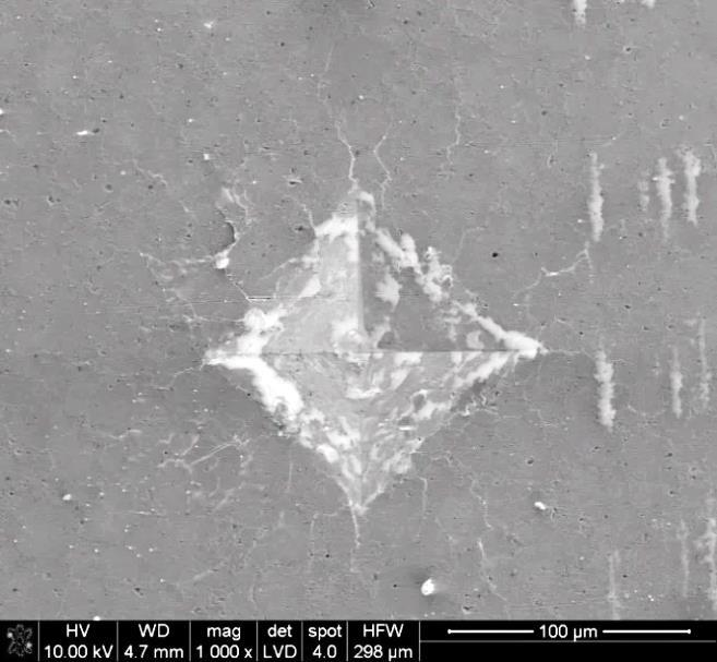 Marek Grabowy Rys. III.25. Obraz odcisku piramidy Vickersa na polerowanej powierzchni spieku CSZ.