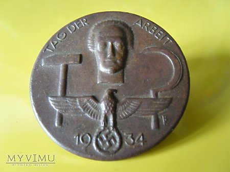 strona 1 Dzień Pracy 1934 2010-06-17 Dzień Pracy 1934 Datowanie przedmiotu: 1934 Kraj pochodzenia: Niemcy Opis przedmiotu: Święto pracy Feiertag der nationalen Arbeit Mitte April 1933 notierte