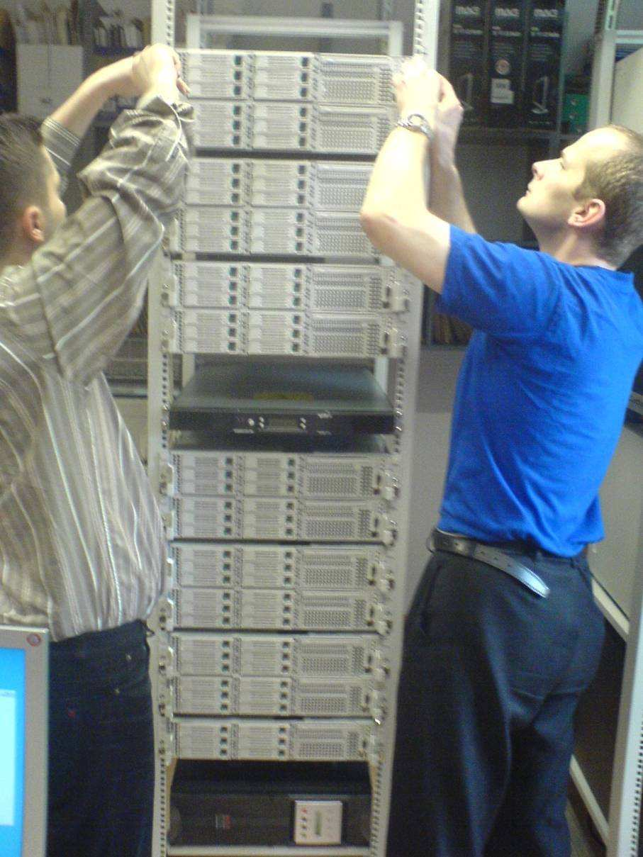 Serwery i sprzęt urządzenia elektroniczne, systemy operacyjne pozwalające na funkcjonowanie sytemu, komputerowy serwery - serce sytemu