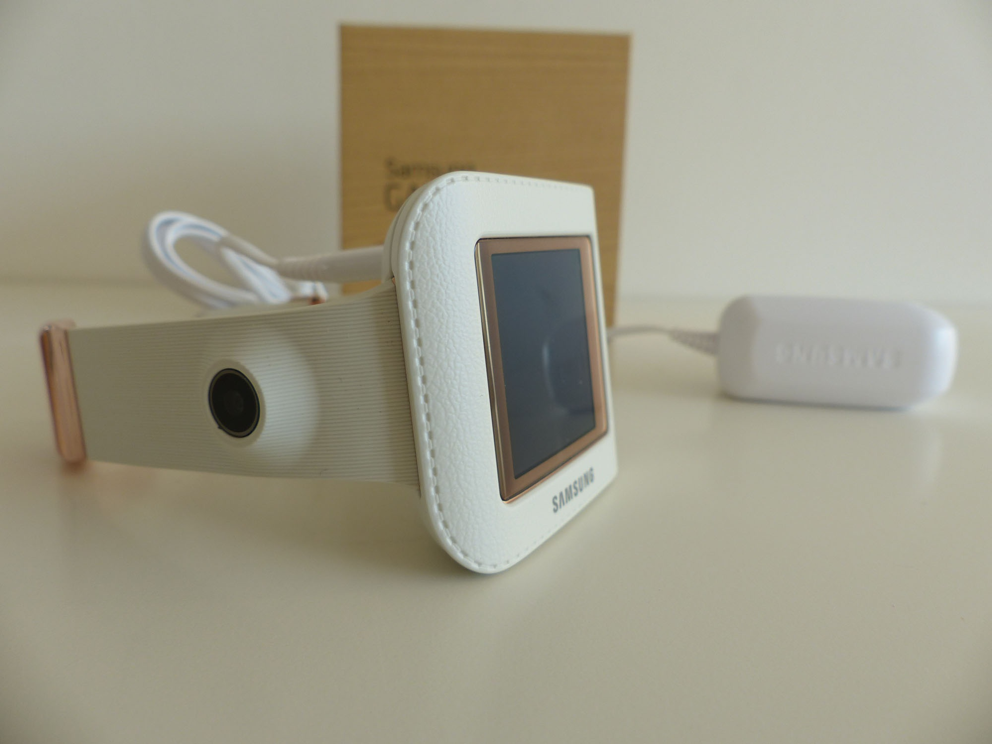 Obudowa/wyświetlacz ocena 4 Samsung Galaxy Gear został zbudowany z metalu i plastiku. Wszystkie elementy bardzo dobrze do siebie pasują. Cały zegarek waży 73.8 g.