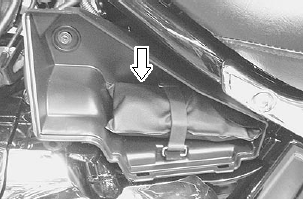 Komplet narzędzi Aby ułatwić wykonywanie przeglądów okresowych motocykl posiada komplet narzędzi umieszczony w schowku z lewej strony motocykla.