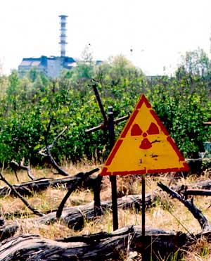 Czarnobyl. Strefa zamknięta. W tle uszkodzona elektrownia jądrowa. fot. Oleksandr Naumov Mówiła także o ludziach, którzy w 1986 roku zostali napromieniowani w łonie matki. Dzisiaj to dorosłe osoby.