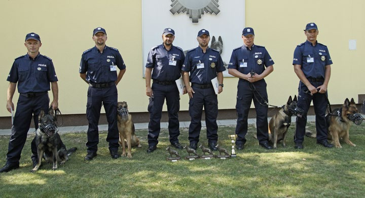 Zwycięzcy Kynologicznych Mistrzostw Policji w 2016 r. II miejsce drużyna z KWP w Białymstoku (od lewej: st. asp Krystian Chim, st. asp. Marek Mancewicz, asp. szt.