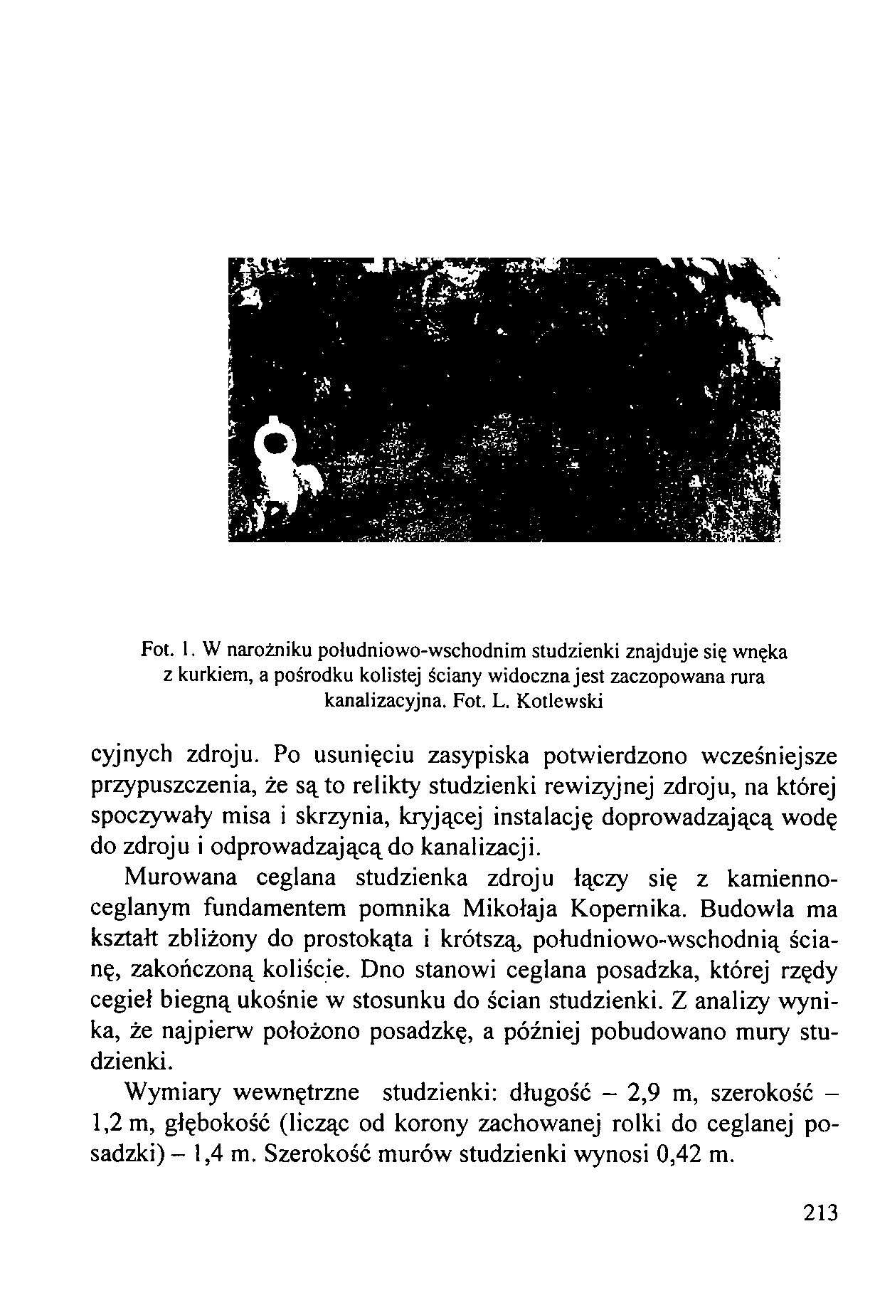 Fot. 1. W narożniku południowo-wschodnim studzienki znajduje się wnęka z kurkiem, a pośrodku kolistej ściany widoczna jest zaczopowana rura kanalizacyjna. Fot. L.