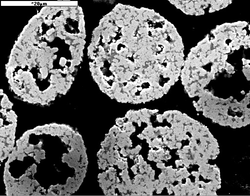 Zakres wielkość ziaren obydwóch proszków wynosił 21 51 µm. Na fotografiach (Rys. 1a i 2a) pokazana jest wielkość i morfologia ziaren obydwóch natryskiwanych proszków.