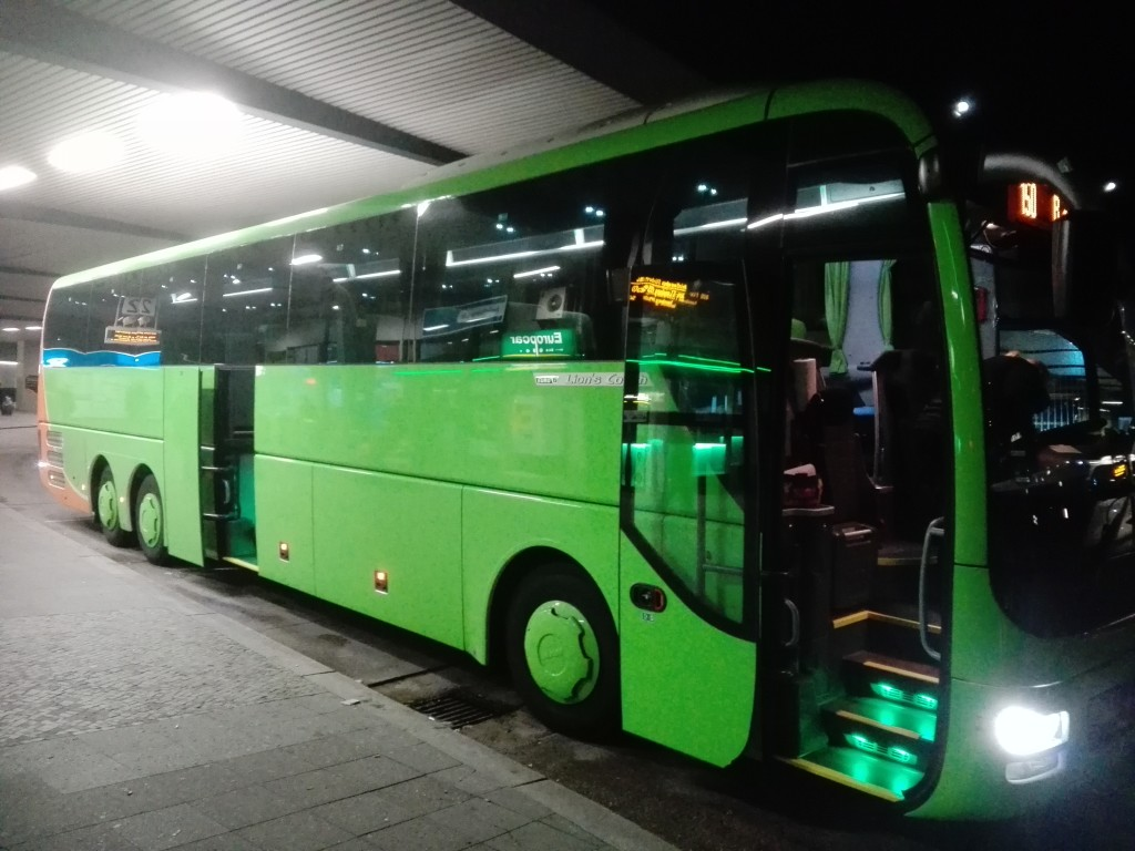 Przesiadkę w Berlinie do Hamburga miałem od godzinie 1:00. Autobus Podstawiono na około 15 minut przed odjazdem. Autobus którym jechałem był świeżo producenta. Man Lion s Coach.