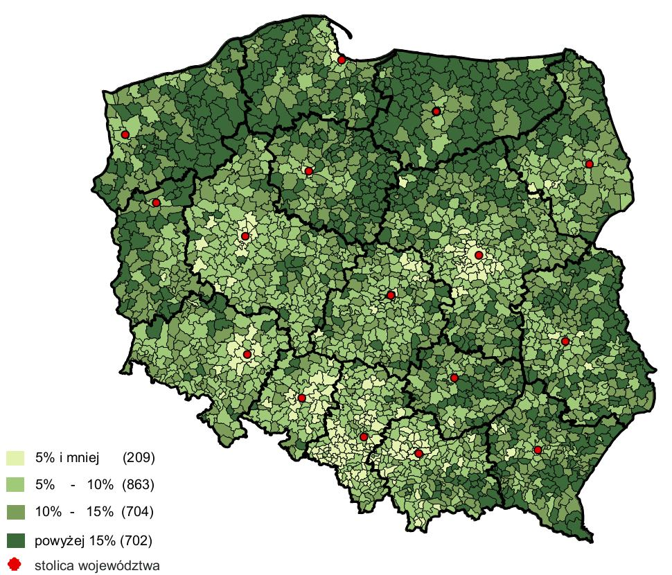 Udział korzystających z pomocy społecznej w ludności ogółem w gminach